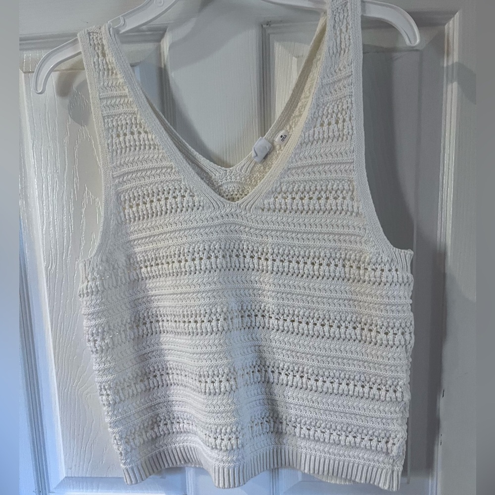Two gap taps tank black and white.size Medium.
